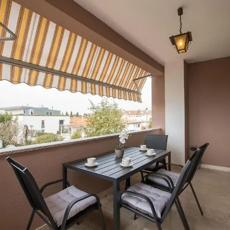 Neue In Mit Terrasse Apartment
